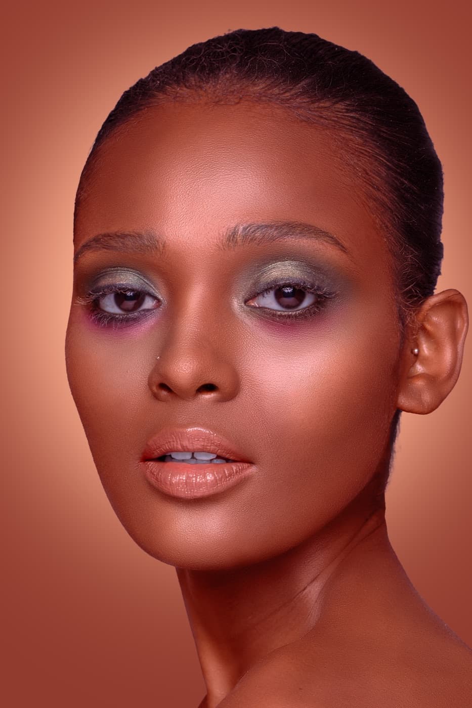 Le même portrait après retouche : peau lissée, étalonnage chaud, regard illuminé