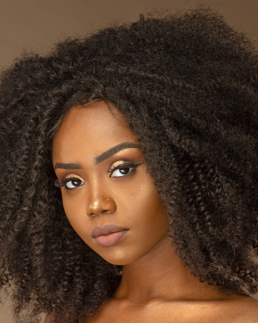 Portrait beauté avant retouche : peau brute, teint terne, coiffure sans relief